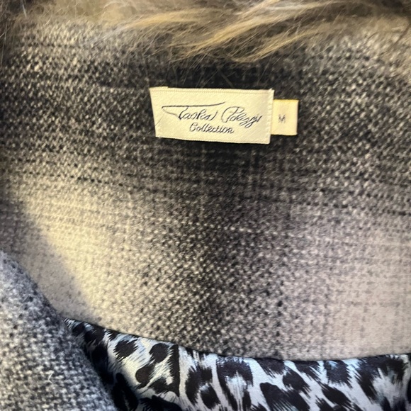 Women's Black and Gray Plaid Vest with Faux Fur Collar - Picture 4 of 4